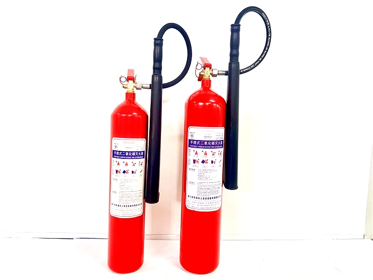 Portable carbon dioxide fire extinguisher